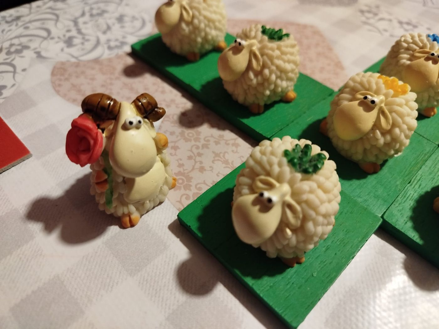 Pedine a forma di pecora su un tavolo da gioco