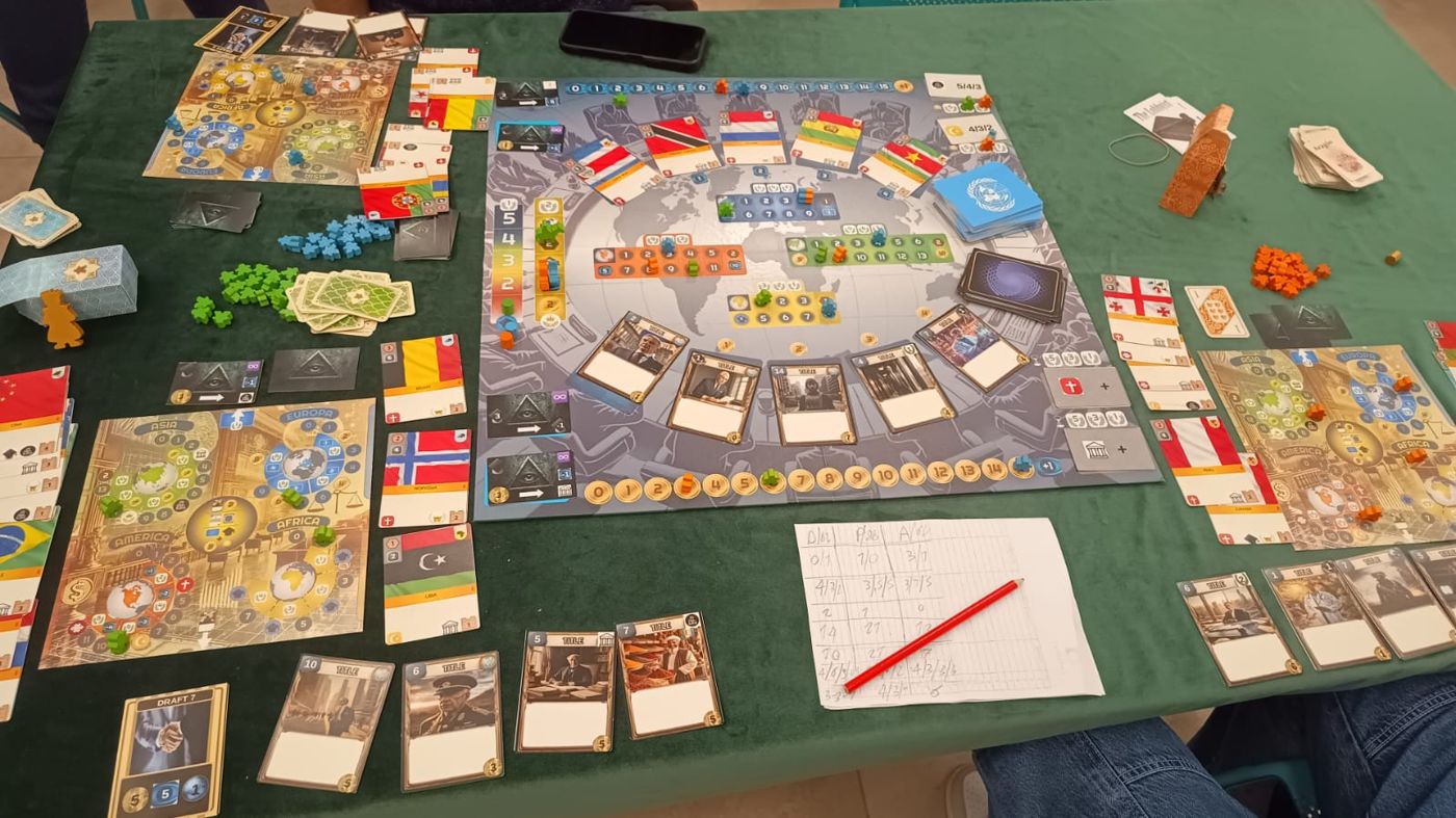 Tabellone e carte di un gioco da tavolo