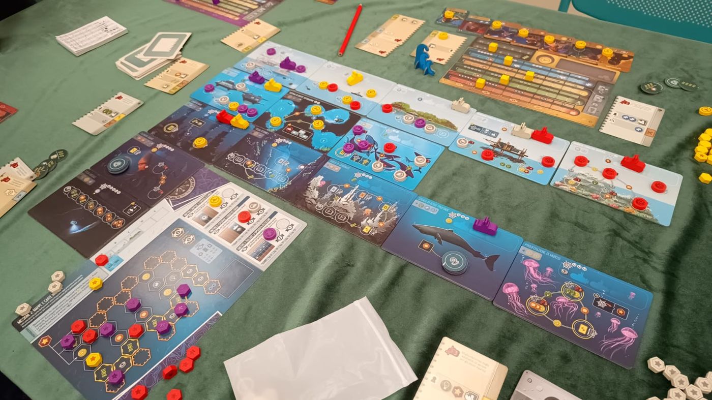 Plance personali e segnalini di un gioco da tavolo